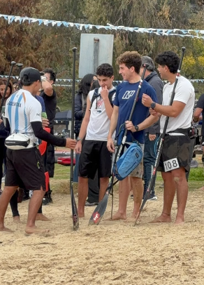 Corredores de SUP compartiendo antes de una largada